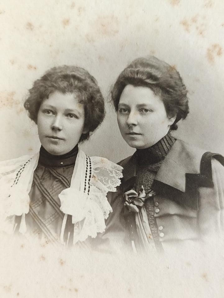 , Widzisz tego w surducie?, szuflada pełna fotografii , Widzisz tego w surducie?