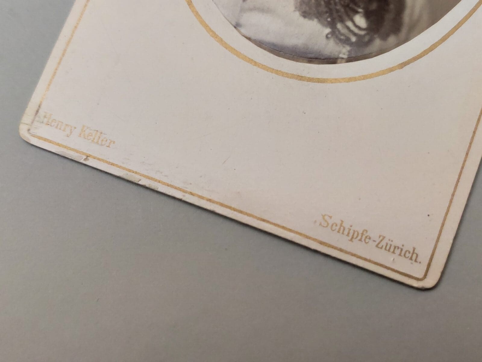 Henry Keller Z&uuml;rich, Kto tak pani napl&oacute;tł?