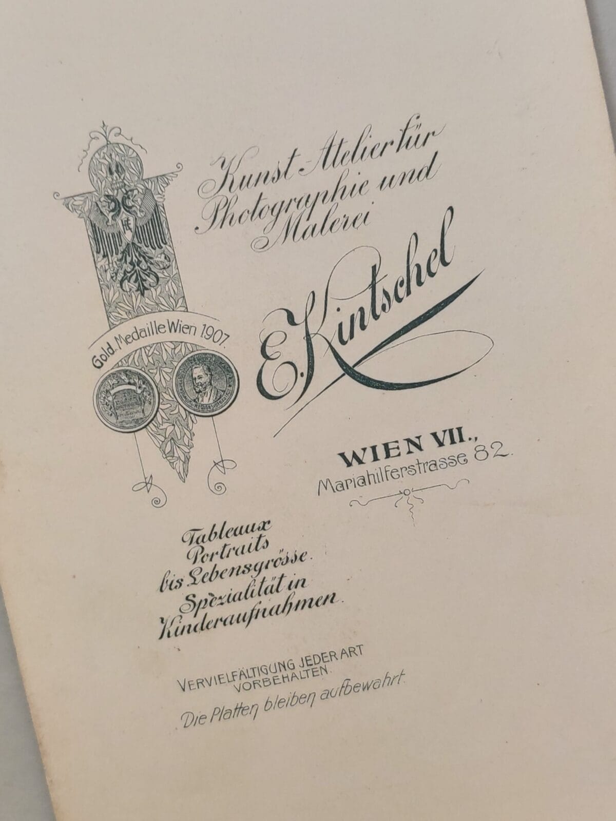 Kintschel Wien, Przysiądź na ławeczce, kawalerze…