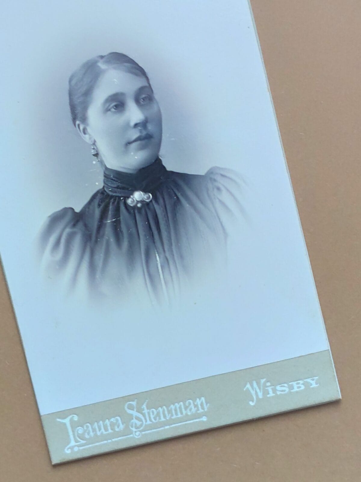 Laura Stoneman KJA Gardsten, Odsunięta w cień