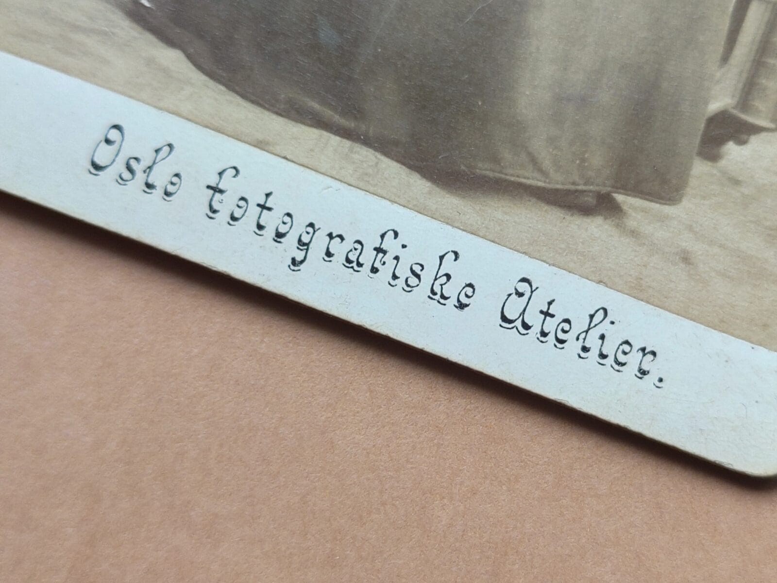 Oslo Fotografiske Atelier, To dość skomplikowane