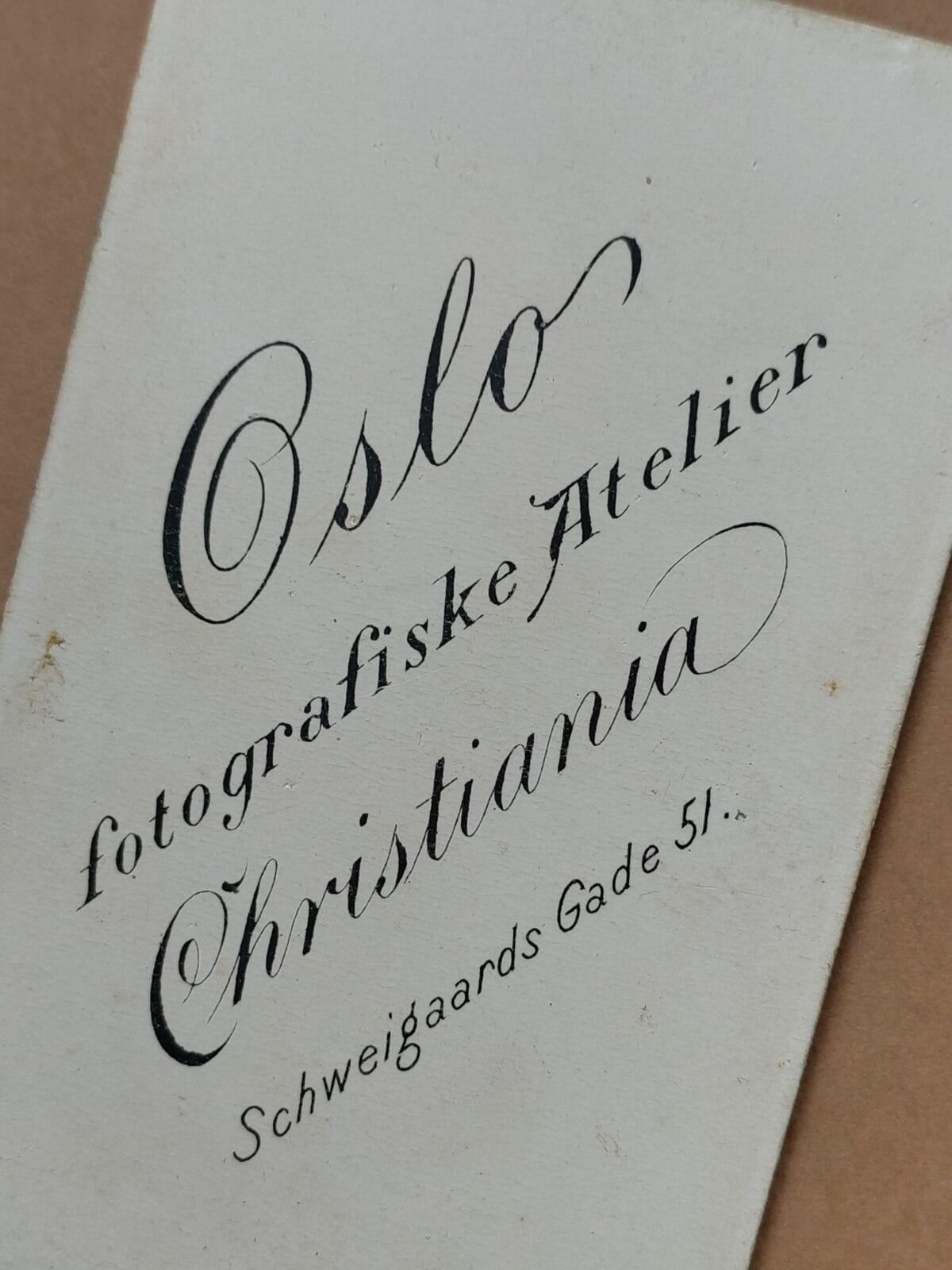 Oslo Fotografiske Atelier, To dość skomplikowane