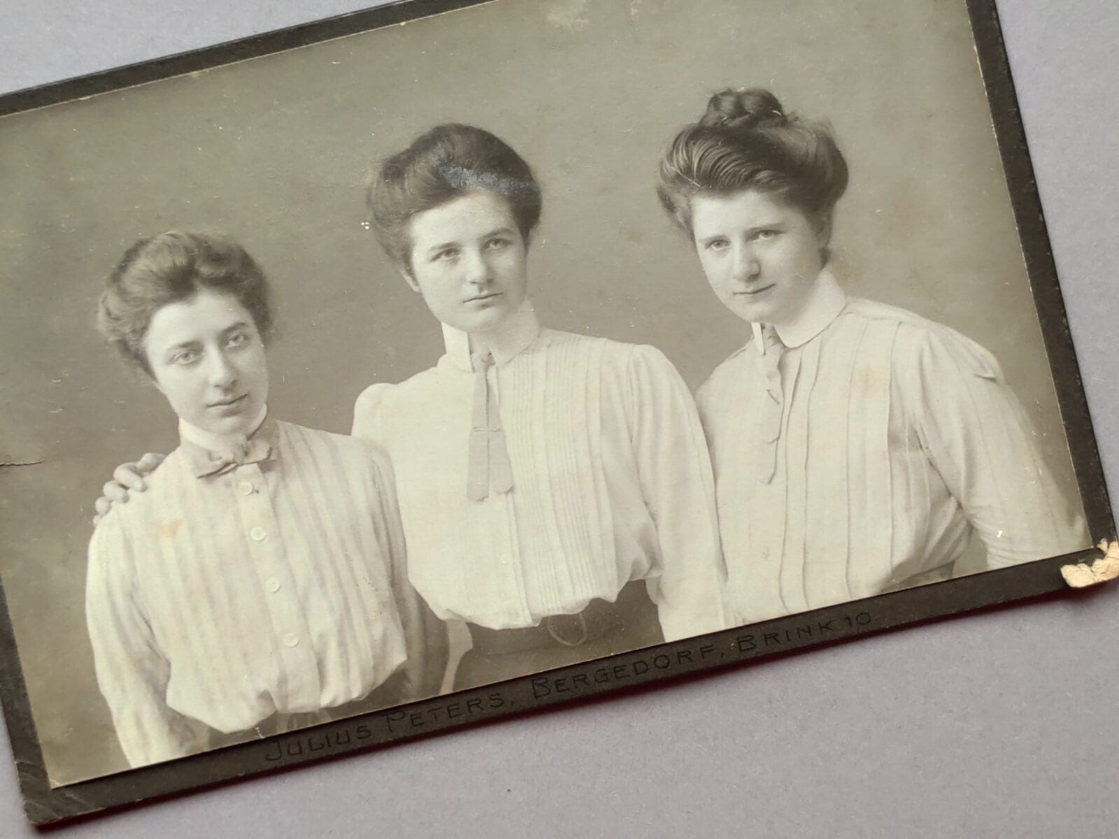 Julius Peters bluzka, Guziki!