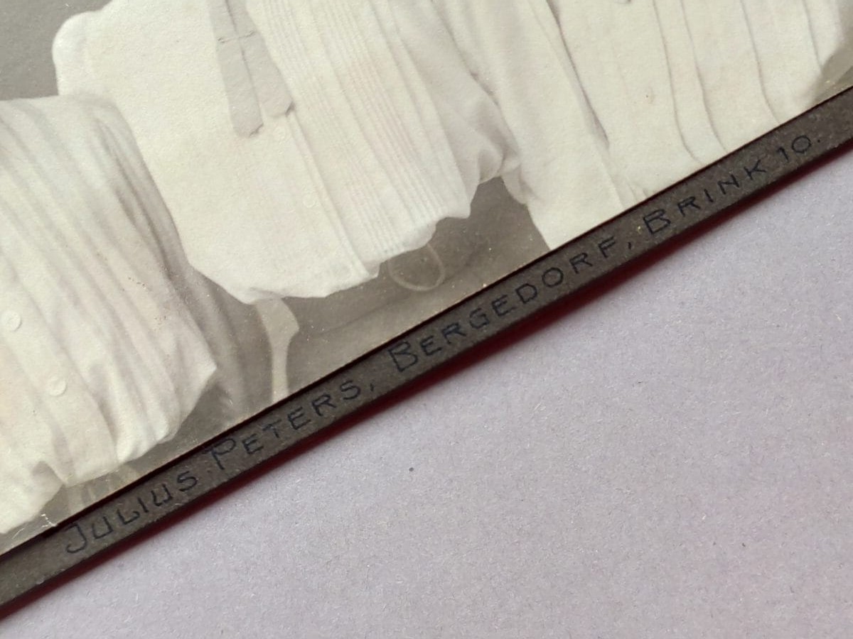 Julius Peters bluzka, Guziki!